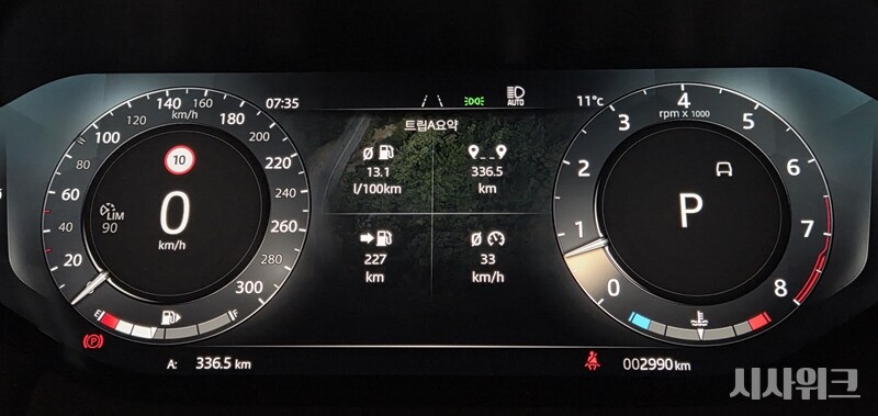 랜드로버 레인지로버 LWB P530 오토바이오그래피 5인승 모델을 330㎞ 이상 주행한 결과 연비는 7.6㎞/ℓ 수준을 기록했다. / 제갈민 기자