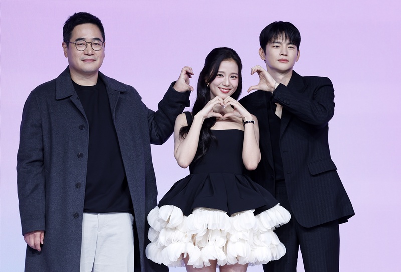 설렘과 공감을 예고하는 ‘월간남친’의 (왼쪽부터) 김정식 감독과 배우 지수, 서인국. / 뉴시스