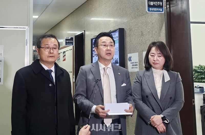 더불어민주당이 당 차원에서 이재명 대통령 관련 사건에 대한 공소취소를 추진하기로 했음에도 ‘공취모’는 26일 모임을 유지하기로 결정했다. 다만 활동을 최소화하기로 한 만큼, 사실상 공취모는 활동 중단 수순을 밟게 됐다. 사진은 공취모 상임대표인 박성준 의원과 간사인 이건태 의원, 운영위원인 이주희 의원이 이날 오후 한병도 원내대표와 회동 한 뒤 브리핑을 하는 모습. / 전두성 기자