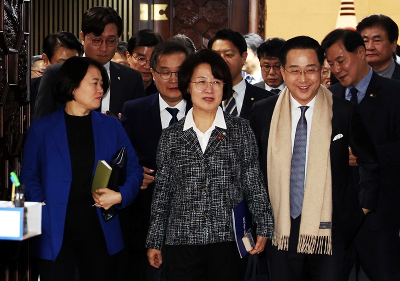 25일 민주당은 "법왜곡죄의 원안을 수정하기로 했으며, 개정안은 형사 사건에 한하여 적용하며 각 호의 명확성을 추가해 위헌소지를 최소하는 방향으로 수정하기로 했다"고 본회의 법안 상정 직전 밝혔다. / 뉴시스