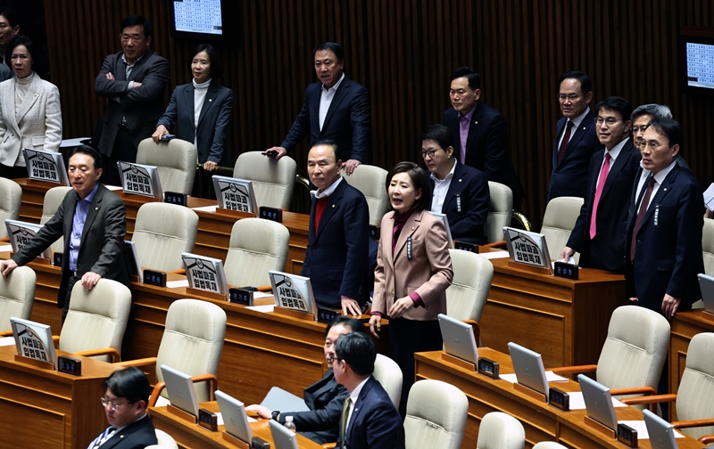 국민의힘이 추천한 방송미디어통신위원회(방미통위) 상임위원 추천안이 국회 본회의에서 부결됐다. 이를 두고 여야는 강하게 충돌했다. 사진은 국민의힘 의원들이 지난 26일 국회에서 열린 본회의에서 자당이 추천한 천영식 후보자 추천안이 부결되자 더불어민주당 의원들에게 항의하는 모습. / 뉴시스