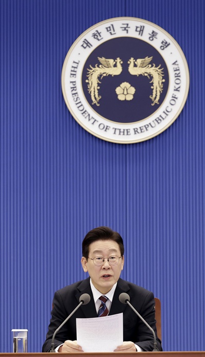 한국갤럽이 27일 공개한 이재명 대통령의 직무수행 평가 결과에 따르면, 긍정평가가 64%였고 부정평가는 26%를 기록했다. /뉴시스 사진 편집