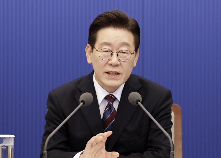 이재명 대통령이 26일 청와대에서 열린 수석보좌관회의에서 발언하고 있다. / 뉴시스