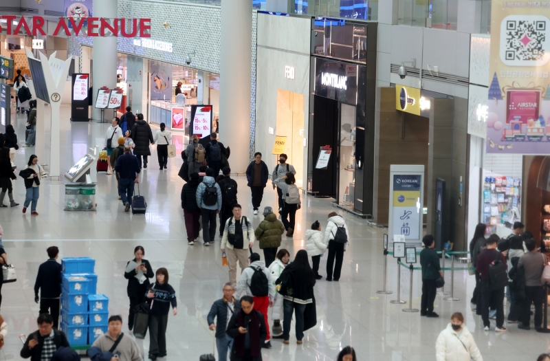 인천국제공항 면세점 DF1·DF2의 주인이 판가름 났다. 면세점 업황 악화로 신라면세점과 신세계면세점이 사업권을 반납한 가운데, 롯데면세점과 현대면세점이 이 판도를 바꿀 수 있을지 주목된다. / 뉴시스