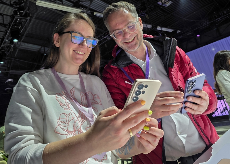 이번 갤럭시 S26 시리즈에서도 이와 같은 ‘AI 후광 효과’를 받을 수 있을지에 대해선 전문가들의 의견이 엇갈린다. 카운터포인트리서치도 지난 25일 발표한 리포트를 통해 “삼성전자는 빅스비의 기능 강화와 퍼플렉시티 통합을 사전 발표했다”며 “생성형 AI기능에 대한 시장 관심을 제고하고자 하고 있다”고 분석했다./ 삼성전자