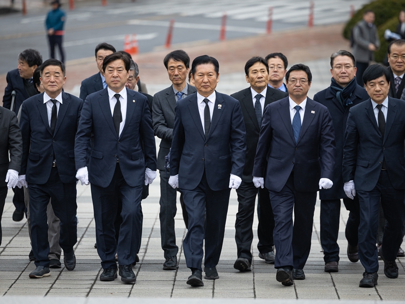 국민의힘이 고전을 면치 못하는 상황에서 더불어민주당이 대구·경북 표심잡기에 나섰다. 사진은 정청래 민주당 대표가 27일 대구 달서구 2.28민주의거기념탑을 참배하고 있는 모습. / 뉴시스