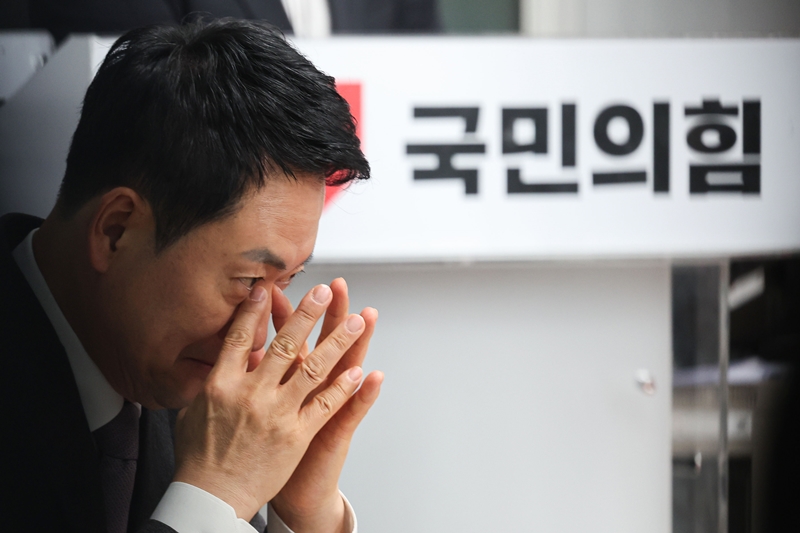 ‘절윤(윤석열 절연)’ 문제와 ‘친한계(친한동훈계) 징계’ 등으로 내홍이 이어지는 상황에서 지지율이 10%대까지 떨어졌다는 여론조사 결과까지 나오면서 국민의힘이 고전을 면치 못하고 있다. 사진은 장동혁 대표의 모습. / 뉴시스