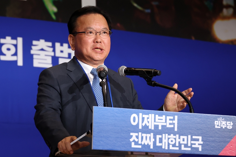 더불어민주당 소속인 김부겸 전 국무총리의 지방선거 출마 여부가 대구·경북 선거의 최대 관건이 될 전망이다. 사진은 김 전 총리의 모습. / 뉴시스