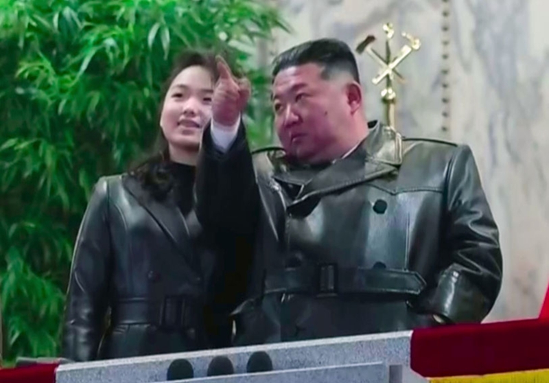 김정은 북한 국무위원장과 딸 김주애가 지난 25일 평양 김일성광장에서 열린 노동당 제9차 대회 기념 열병식에 참석했다고 북한 조선중앙TV가 26일 보도했다. (사진=조선중앙TV 캡처) / 뉴시스