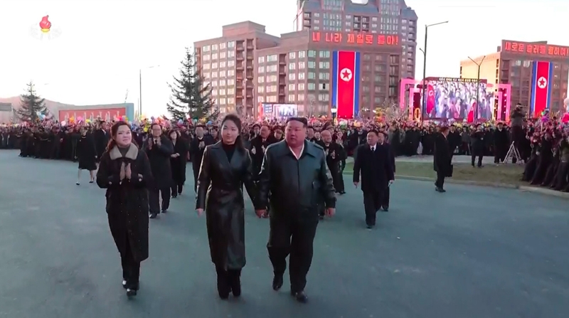 김정은 북한 국무위원장이 16일 딸 김주애와 함께 평양 화성지구 4단계 1만 세대 살림집 준공식에 참석했다고 북한 조선중앙TV가 17일 보도했다. (사진=조선중앙TV 캡처) / 뉴시스