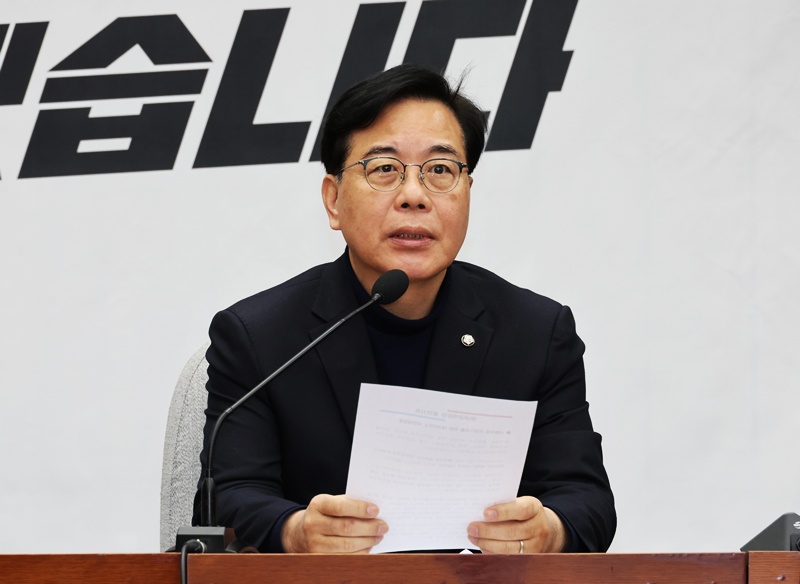 송언석 국민의힘 원내대표가 3일 오전 서울 여의도 국회에서 열린 원내대책회의에서 발언을 하고 있다. / 뉴시스