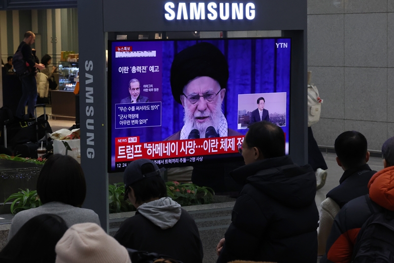 미국과 이스라엘의 이란 공습과 이란의 반격으로 중동 지역의 정세가 불안정해진 가운데, 당정은 3일 중동 지역에 체류 중인 교민 보호 대책 마련과 여행객들의 숫자 및 상황 파악에 우선 집중하기로 했다. 사진은 지난 2일 인천국제공항 제1여객터미널에서 이용객들이 이란 사태 관련 뉴스를 시청하고 있는 모습. / 뉴시스