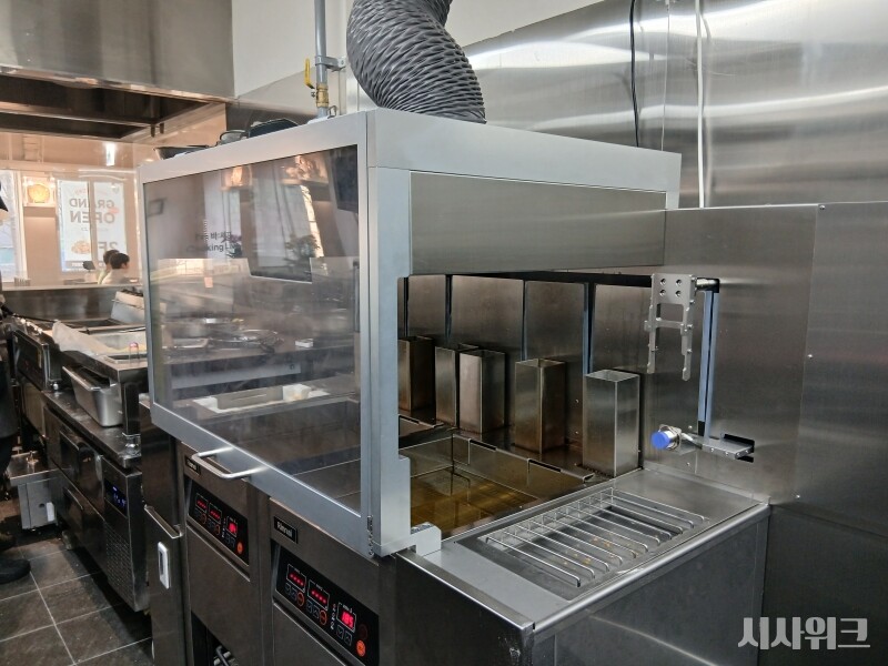 바른치킨 여의도R점에 도입된 레일형 튀김로봇은 6개월 테스트를 거쳐 가맹점 도입 여부를 결정할 계획이다. / 사진=김지영 기자