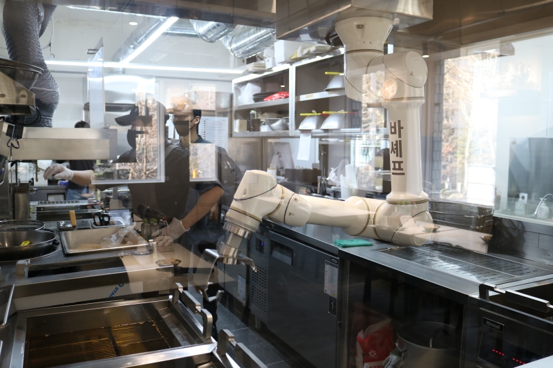 지난 23일 문을 연 바른치킨 여의도R점은 바른치킨이 주방 자동화 등 ‘푸드테크 솔루션’을 실험하는 공간으로, 본사 주도로 운영되는 매장이다. / 바른치킨