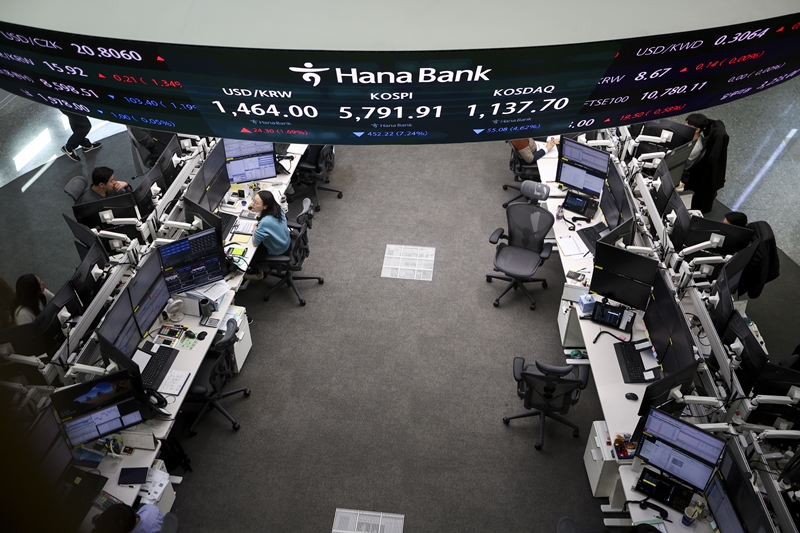 코스피 지수는 3일 전 거래일 대비 452.22포인트(7.24%) 하락한 5,791.91로 장을 마쳤다. 사진은 하나은행 딜링룸. / 뉴시스