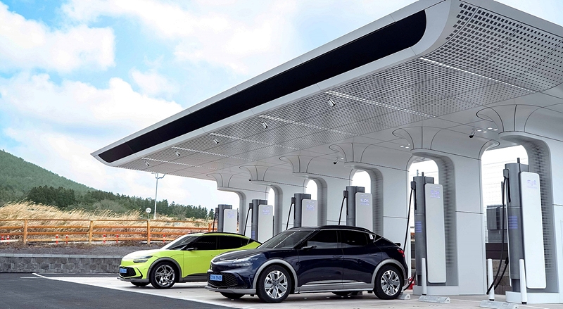 현대자동차와 기아, 제네시스 등 PnC 기능을 탑재한 전기차는 올해부터 보조금을 10만원 추가로 적용 받을 수 있다. 다만 V2L 기능에 지원되는 보조금 규모가 기존 20만원에서 10만원으로 줄어든 만큼 PnC 기능을 탑재한 전기차 기준 총 보조금 규모는 변동이 크지 않을 것으로 보인다. 사진은 제주도 새빌 ‘E-pit’. / 현대자동차