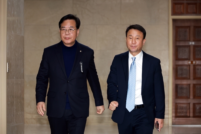 ‘6·3 지방선거’를 앞두고 행정통합을 둘러싼 여야의 수싸움이 이어지고 있다. 사진은 한병도 더불어민주당 원내대표(오른쪽)와 송언석 국민의힘 원내대표가 3일 국회에서 함께 회동 장소인 운영위원장실로 향하고 있는 모습. / 뉴시스