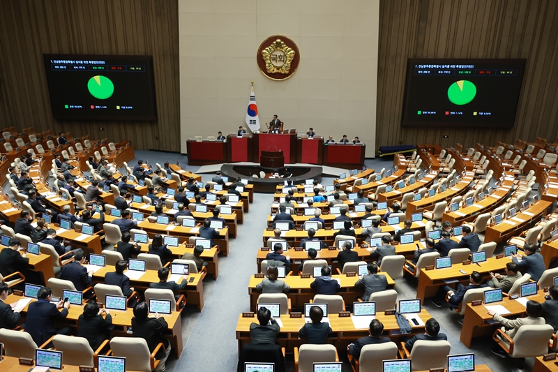 행정통합을 둘러싼 여야의 수싸움이 이어지는 가운데, 대구·경북 행정통합 특별법과 충남·대전 행정통합 특별법의 2월 임시국회 내 처리가 무산됐다. 사진은 지난 1일 국회에서 열린 본회의에서 전남광주특별시 설치를 위한 특별법이 가결되고 있는 모습. / 뉴시스