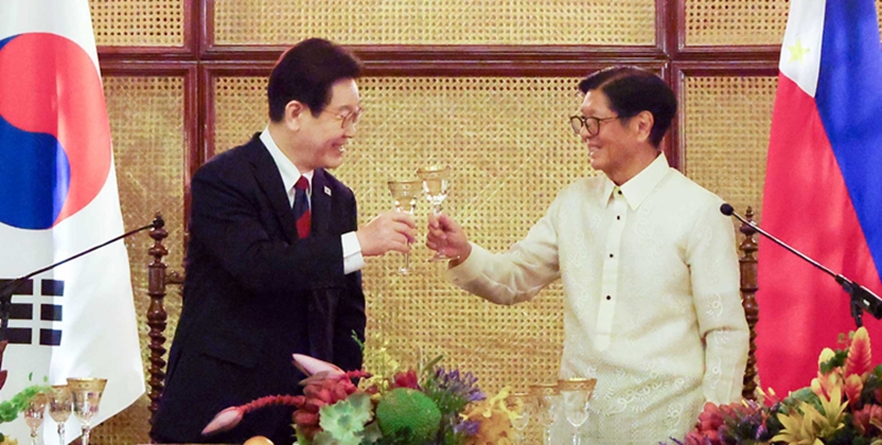 필리핀을 국빈 방문 중인 이재명 대통령이 3일(현지시간) 마닐라 말라카냥궁에서 열린 국빈 만찬에서 페르디난드 마르코스 주니어 대통령과 건배를 하고 있다. / 뉴시