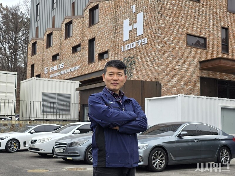 ‘수소에너지’는 가장 이상적인 재생에너지원으로 꼽힌다. 하지만 비싼 생산 비용, 기술적 상용화의 어려움 때문에 국내 수소산업 발전은 멈췄다. 이 같은 상황에서 위기를 타파하기 위한 국내 대표 수전해 수소기업인 ‘지필로스’의 행보에 시선이 쏠리고 있다. 사진은 지필로스 박가우 대표,/ 사진=박설민 기자
