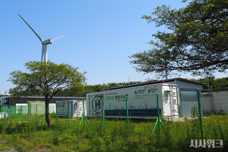 상명풍력발전단지 내에 설치된 국내 최초의 풍력 발전 기반 그린수소 생산시설인 '제주 상명 그린수소 생산단지'의 모습. 안타깝게도 운영비용 부담과 수소 상용화의 어려움, 운영적자로 최근 문을 닫게 됐다./ 사진=시사위크DB