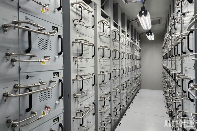  ‘1MW급 알칼라인 수전해시스템’ 내부 모습. 은색 전자레인지를 연상시키는 소형 모듈러 100개가 장착돼 있다. 이번 수소산업의 첨단업종 지정으로 용인 본사에서 100kW에서 MW급 대용량 수전해시스템까지 공장 제조가 가능해진만큼 수소 및 에너지 시장 다변화에 대응력도 높아질 전망이다./ 사진=박설민 기자