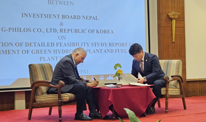 지필로스는 지난해 8월 네팔투자위원회(IBN)와 네팔 내 ‘친환경 그린수소 생산 및 연료전지 발전 플랜트 구축’을 위한 양해각서(MOU)를 체결하는 등 해외 시장 진출에도 속도를 내고 있다. 사진은 협약식에서 MOU 문서에 서명하는 박가우 지필로스 대표(우측)의 모습./ 지필로스
