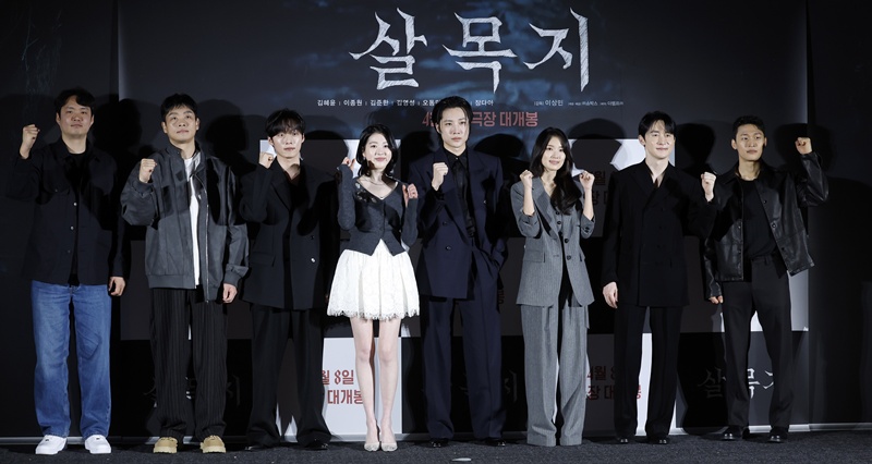 ‘살목지’로 의기투합한 (왼쪽부터) 이상민 감독과 배우 김영성·윤재찬·장다아·이종원·김혜윤·김준한·오동민. / 뉴시스