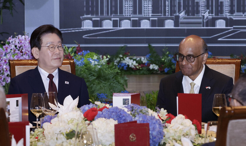 싱가포르를 국빈 방문 중인 이재명 대통령이 2일(현지 시간) 한 호텔에서 열린 국빈만찬에서 타르만 샨무가라트남 대통령과 자리하고 있다. / 뉴시스
