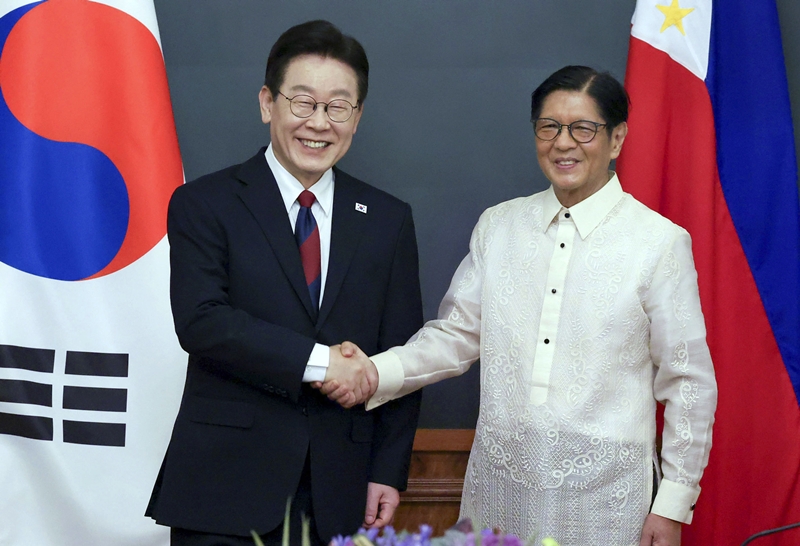 필리핀을 국빈 방문 중인 이재명 대통령이 3일(현지 시간) 마닐라 말라카냥 궁에서 페르디난드 로무알데즈 마르코스 주니어 대통령과 한-필리핀 확대 정상회담 기념촬영을 하고 있다. / 뉴시스