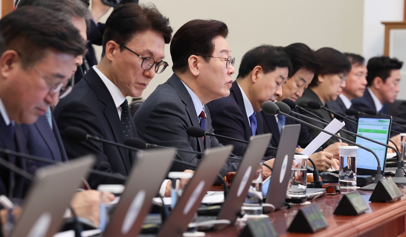 이재명 대통령이 5일 청와대에서 열린 임시 국무회의에서 발언하고 있다. / 뉴시