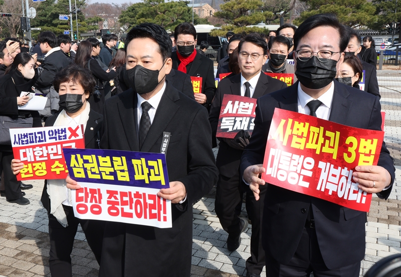 장동혁 국민의힘 대표를 비롯한 소속 의원들이 5일 오전 서울 종로구 청와대 사랑채 분수대 앞에서 현장 의원총회를 마친 뒤 도보 행진을 하고 있다. / 뉴시스