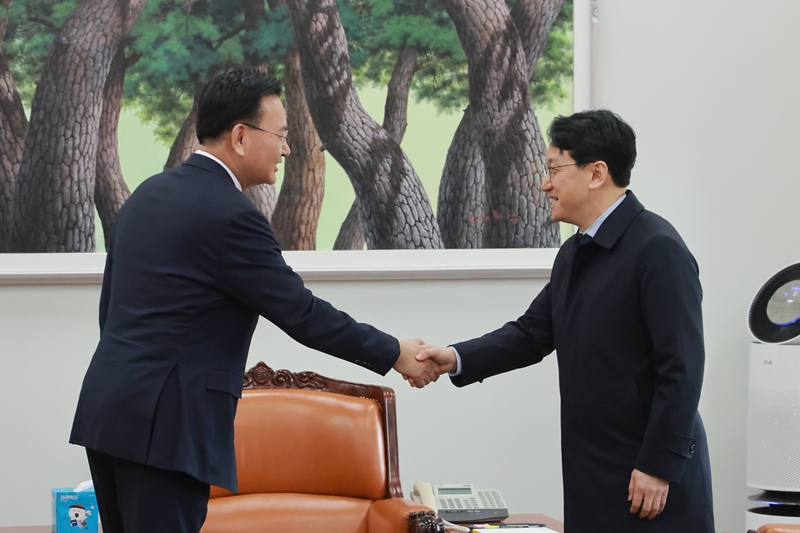 여야가 대미투자특별법 처리에 합의했다. 사진은 천준호 더불어민주당 원내운영수석부대표(오른쪽)와 유상범 국민의힘 원내운영수석부대표가 지난 4일 국회에서 악수를 하고 있는 모습. / 뉴시스