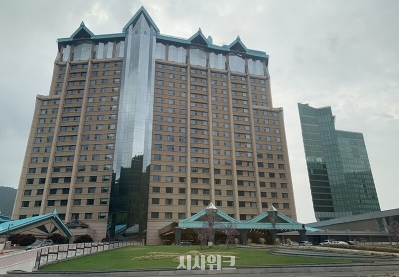 2년 넘게 사장 직무대행을 맡아오던 최철규 강원랜드 부사장이 물러났다. / 시사위크DB