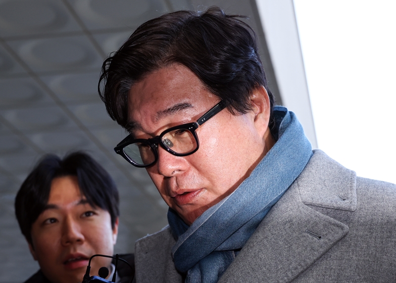 더불어민주당은 이른바 ‘김성태 전 쌍방울그룹 회장 녹취록’이 보도된 후 검찰을 향한 쌍방울 사건 '공소취소' 압박 수위를 높이고 있다. 사진은 김 전 회장이 지난 1월 8일 서울 서초구 서울고검 인권침해점검 태스크포스(TF)에 피의자 신분으로 출석하며 취재진의 질문을 듣고 있는 모습. / 뉴시스