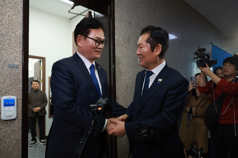 더불어민주당 정청래 대표와 송영길 전 대표가 지난 5일 서울 여의도 국회 정 대표실에서 면담 후 나와 인사를 하고 있다. / 뉴시스