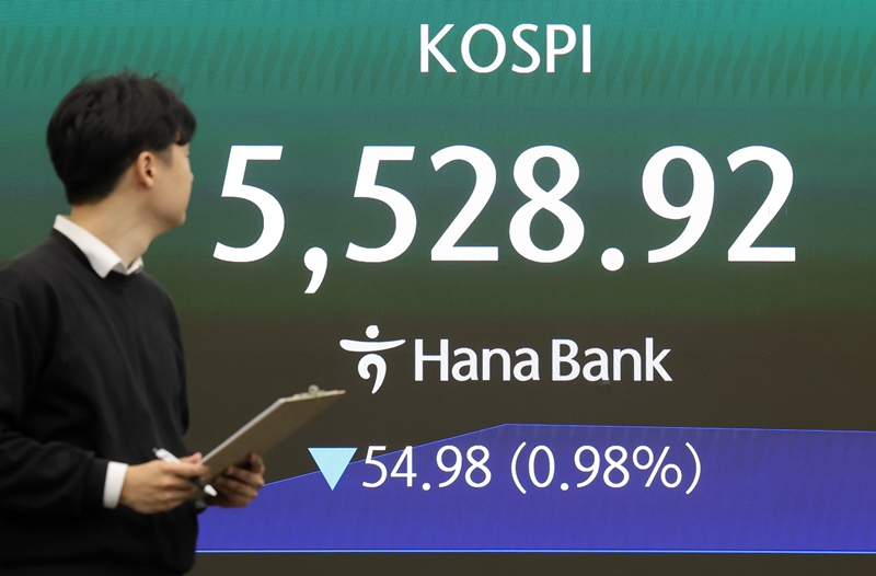 6일 코스피 지수는 전날보다 92.88포인트(1.66%) 내린 5,491.02로 출발했다. 사진은 이날 하나은행 딜링룸. / 뉴시스