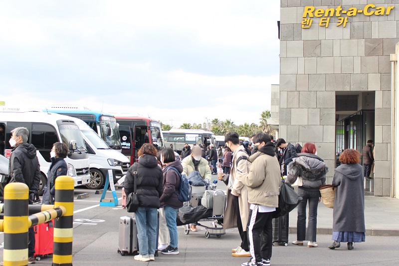 제주도의회에서 도내 렌터카 업체들의 할인율 상한선을 제한하는 내용을 담은 제주도청 발의 여객자동차운수사업 조례 개정안을 수정 의결했다. 사진은 제주공항 렌터카 하우스. / 뉴시스