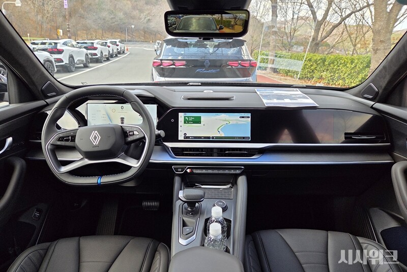 필랑트 실내 1열 인테리어는 그랑 콜레오스와 많은 부분이 닮았다. / 경주=제갈민 기자