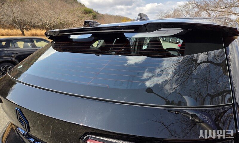 르노 필랑트 후면에는 와이퍼가 없어 더욱 깔끔한 분위기다. / 경주=제갈민 기자
