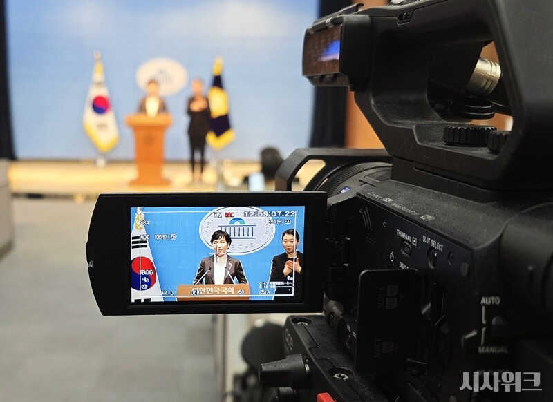 전현희 더불어민주당 의원은 6일 국회 소통관에서 ‘이재명 대통령 사건 등 조작기소 공소취소’ 국민청원과 관련해 기자회견을 열고 있다. / 사진=김두완 기자