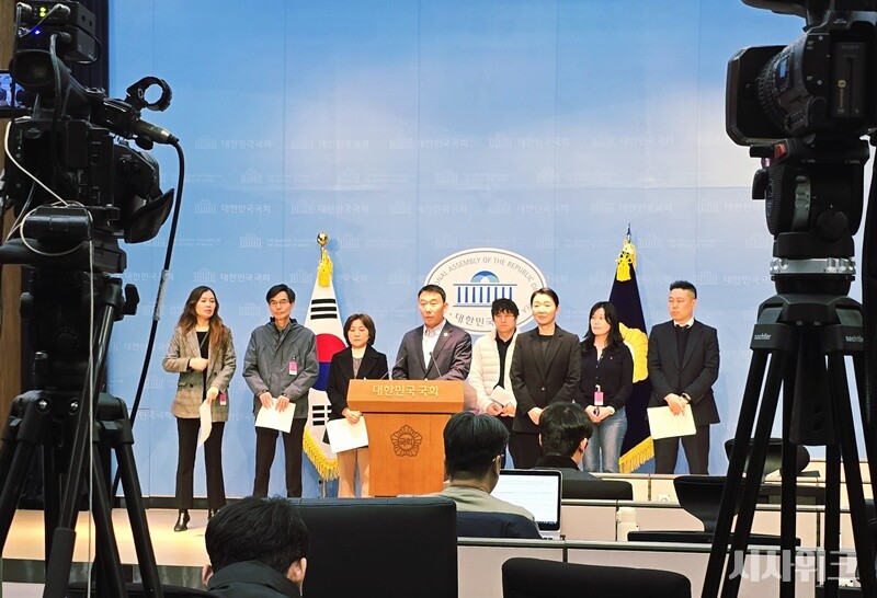 더불어민주당 김용민 의원과 민주당 당원단체 7곳(민민운·민대련·세종강물·부산당당·민경네·파란고양이·더민실)은 6일 오후 국회 소통관에서 기자회견을 열고 국회 법사위에서 논의 중인 공소청법 개정안에 대해 반대 성명을 발표했다. / 사진=김두완 기자