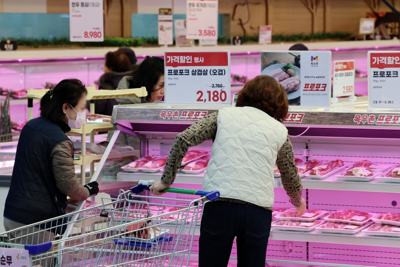 국가데이터처가 6일 발표한 소비자물가동향에 따르면 지난 2월 소비자물가지수는 118.40(2020=100)으로 전월 대비 0.3%, 전년 동월 대비 2.0% 각각 상승했다. / 뉴시스