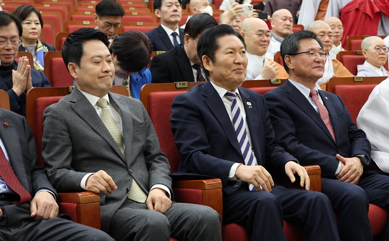 ‘6·3 지방선거’를 앞두고 정청래 더불어민주당 대표와 장동혁 국민의힘 대표의 행보가 대비되는 모습을 보이고 있다. 사진은 정 대표와 장 대표가 지난 4일 국회 도서관에서 열린 2026 국회정각회 신춘법회에 참석해 자리하고 있는 모습. / 뉴시스