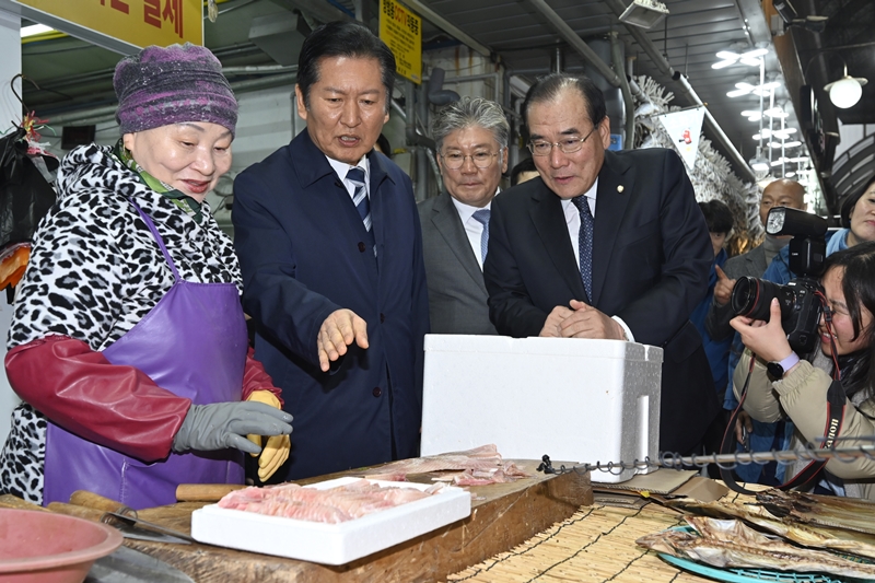 정청래 더불어민주당 대표가 ‘6·3 지방선거’를 앞두고 현장 행보에 나서고 있다. 사진은 정 대표를 비롯한 당 관계자들이 6일 오전 전남 영광군 영광읍 터미널시장을 방문해 상인들과 인사를 나누고 있는 모습. / 뉴시스