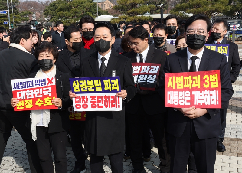 정청래 더불어민주당 대표가 현장 행보를 이어가는 것과는 달리 장동혁 국민의힘 대표는 아직 지역 일정을 소화하지 않고 있다. 사진은 장 대표를 비롯한 소속 의원들이 지난 5일 청와대 사랑채 분수대 앞에서 현장 의원총회를 마친 뒤 도보 행진을 하고 있는 모습. / 뉴시스