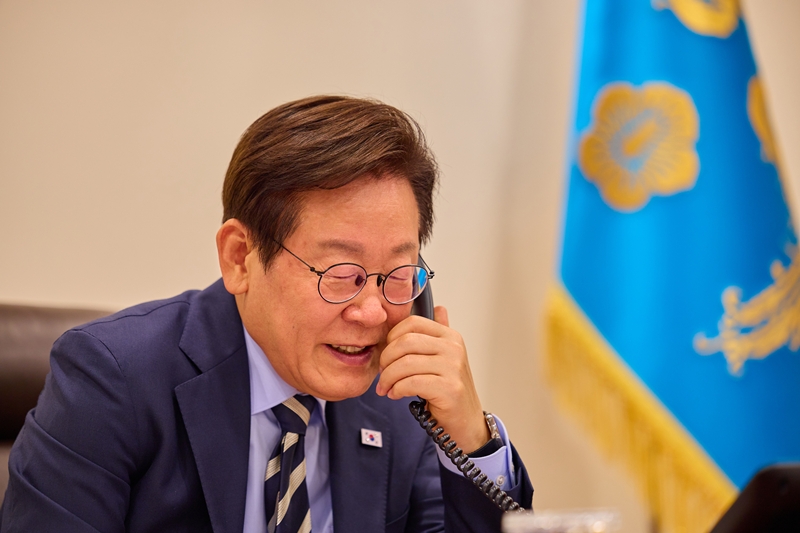 이재명 대통령이 지난해 8월 29일 서울 용산 대통령실 청사 집무실에서 세르다르 베르디무하메도프 투르크메니스탄 대통령과 전화 통화를 하고 있다. (사진=청와대 제공) / 뉴시스