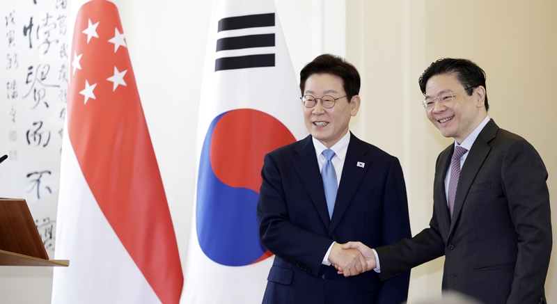 싱가포르를 국빈 방문 중인 이재명 대통령이 지난 2일(현지 시간) 싱가포르 외교부에서 로렌스 웡 총리와 공동 언론발표를 마친 뒤 악수하고 있다. / 뉴시스