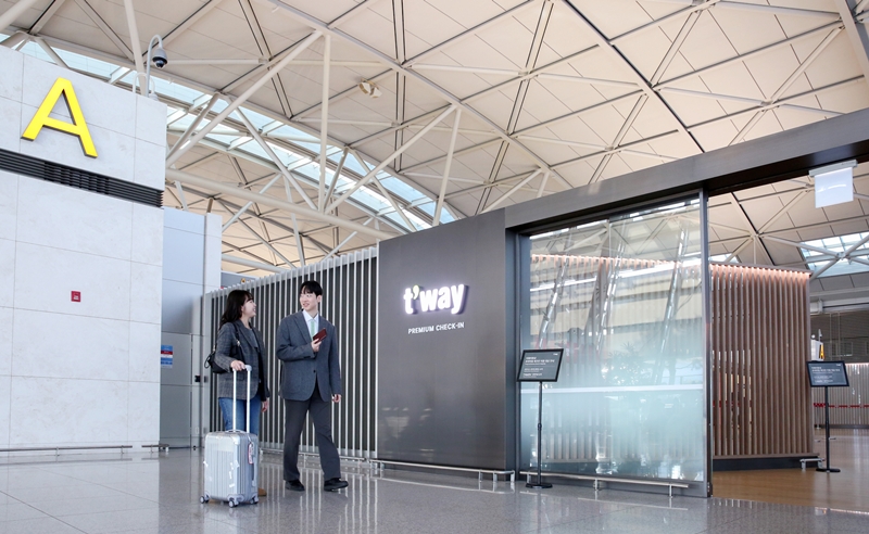 티웨이항공이 지난 1월말부터 인천공항 T1 체크인 카운터를 A·B카운터로 이전했으며, A카운터는 프리미엄 체크인 전용으로 운영한다. / 티웨이항공