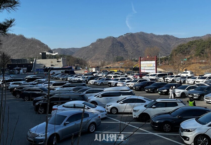 ‘왕과 사는 남자’가 ‘천만관객’을 돌파한 이후 첫 주말이었던 지난 8일, 청령포 주차장이 방문객들의 차량으로 가득 차 있다. / 권정두 기자